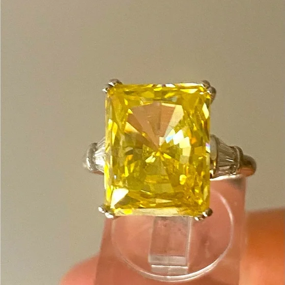 CANARY YELLOW 10 CARAT EMERALD CUT SIMULATED STONE SET IN STERLING SILVER - Picture 1 of 7